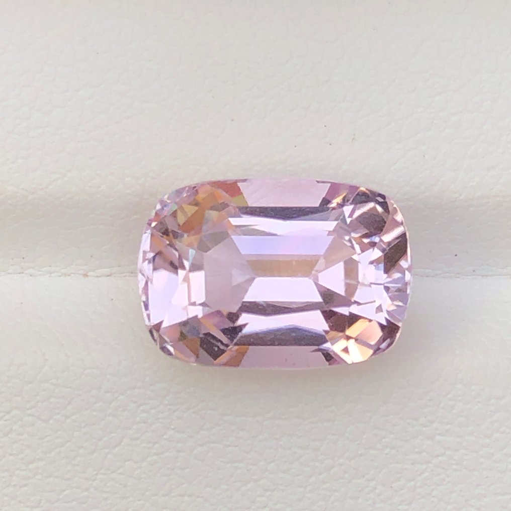 Nincs minimálár - 1 pcs  Rózsaszín Kunzit  - 8.82 ct - Amerikai Gemmológiai Intézet (GIA) #1.0
