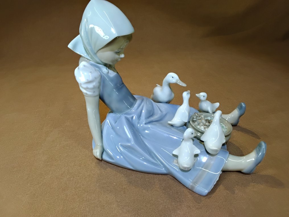 Lladró - 玩具人偶 - Mädchen mit Enten "My hungry brood" - 瓷 #4.3
