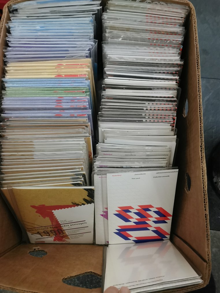 Netherlands 1976/2000 - 132 PTT year collections from 1976 to 2000. #3.2