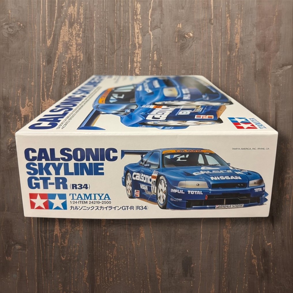 Tamiya - Auto giocattolo CALSONIC SKYLINE GT-R (R34) 1/24 SCALE Full Display Model Kit - 1990-2000 - Giappone #3.2