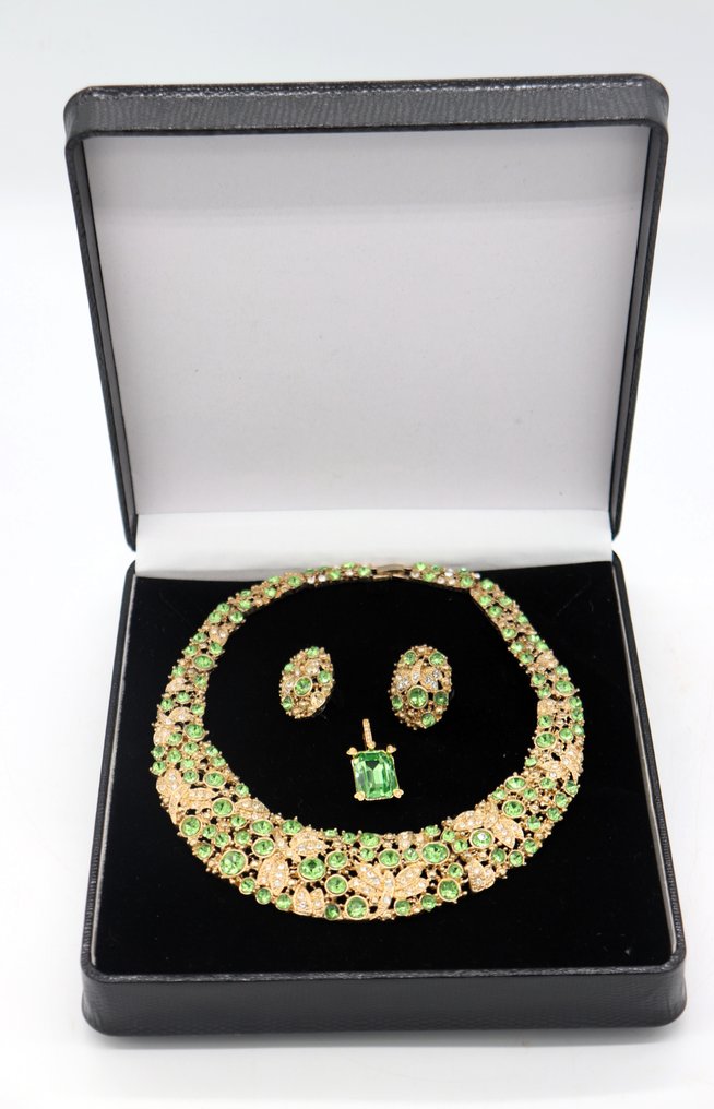 主题收藏系列 - 由项链吊坠和配套耳环组成的套装，镶嵌超过250颗SWAROVSKI水晶。 #2.1