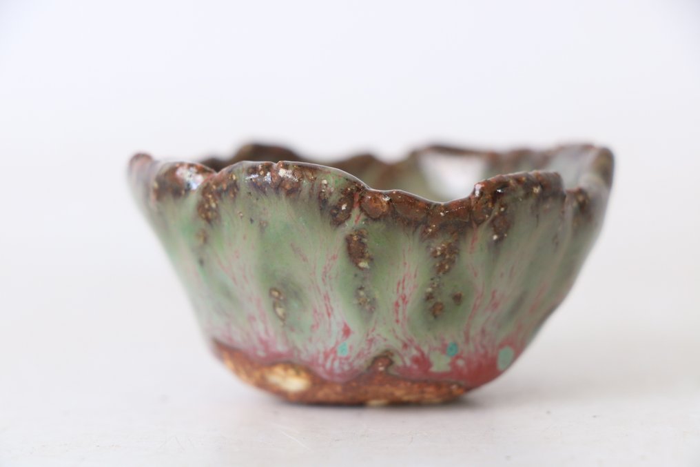 Takatsuru Gen - Πράσινο γυαλισμένο Guinomi με σχέδιο ροζ κοραλλιού - Κεραμικό - 高鶴元 Takatsuru Gen (1938-) - Ιαπωνία - 1900-2000 #2.1