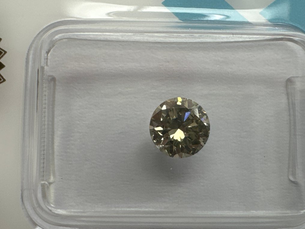 沒有保留價 - 1 pcs 鑽石  (天然彩色)  - 0.65 ct - 圓形 - Fancy deep 淡綠色, 淡褐色, 黃色 - VS2 - 國際寶石學院（International Gemological Institute (IGI)） #1.0