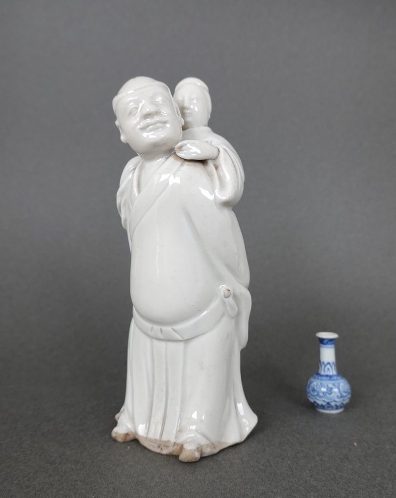 Φιγούρα - Standing Man Carrying a Lady on his Back - Kangxi, 17th Century (ca. 1690-1700) - Πορσελάνη - Κίνα - Kangxi (1662-1722) #1.0