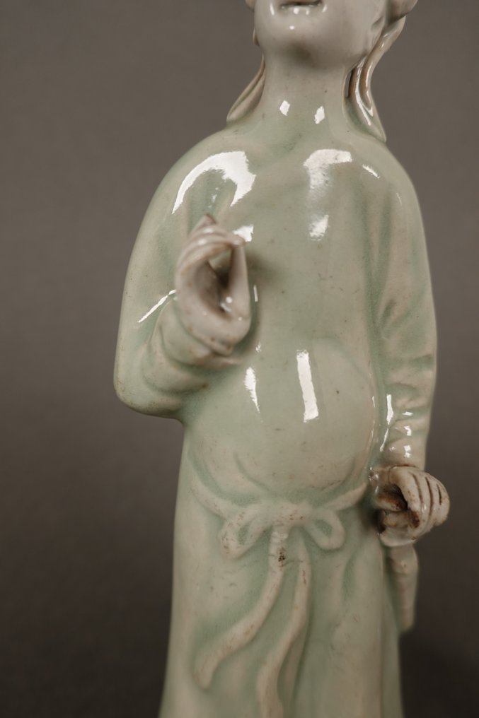 Figur - Standing Man Holding a Sword - Long Gawn, Impressive Hat and Exceptional Celadon Jade Green Glaze - Porzellan - China - Yongzheng (1723-1735) (Ohne mindestpreis) #2.1