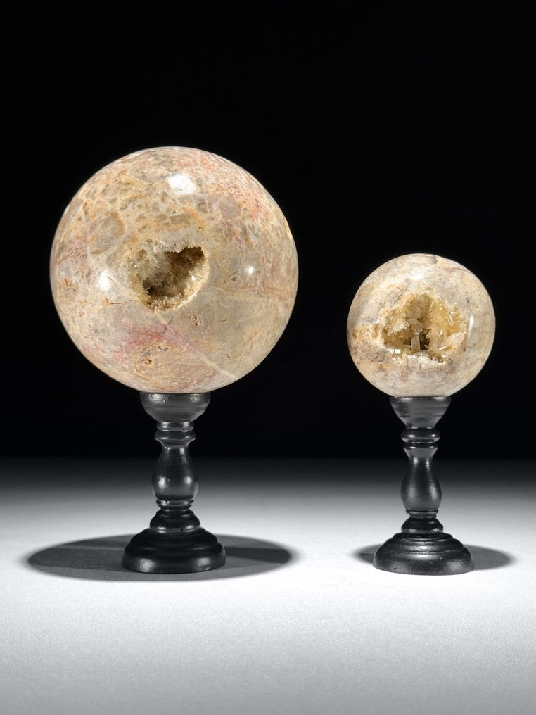 NO RESERVE PRICE - Stunning Pair of Crystal Quartz- Spheres on custom stands - Height: 19.8 cm - Width: 10.7 cm- 2600 g - (2) #1.0