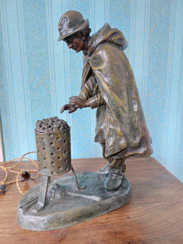 Aristide de Ranieri (1865 - 1954) - Statue, Un homme en veste d'huile se réchauffe près d'un panier à feu. - 38 cm - Spelter #1.0