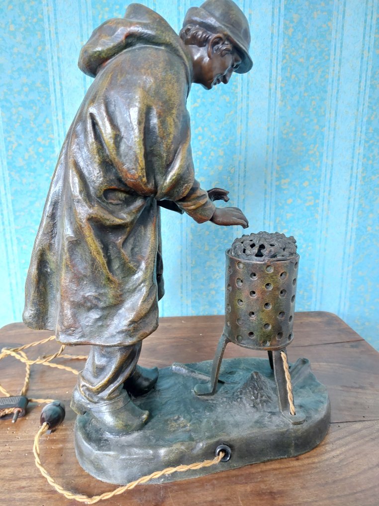 Aristide de Ranieri (1865 - 1954) - Statue, Un homme en veste d'huile se réchauffe près d'un panier à feu. - 38 cm - Spelter #4.3