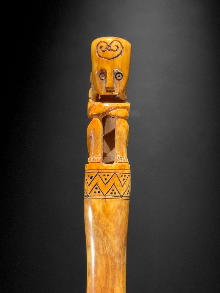 Kein Mindestpreis - Wunderschöne Sumba-Statue aus Knochen auf einem maßgeschneiderten Ständer. Knochen - Bovine - 48 cm - 8 cm - 8 cm- Nicht-CITES-Arten - (1) #1.0