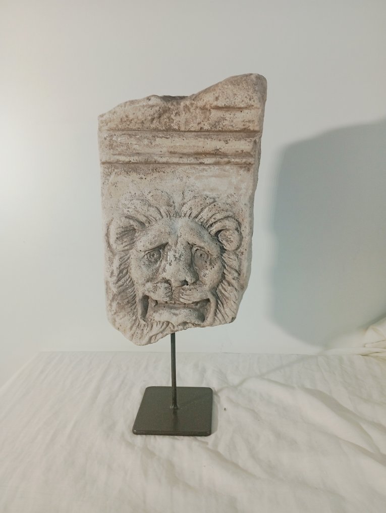 Statuetta - Frammento di pilastro con rilievo di leone romano #1.0