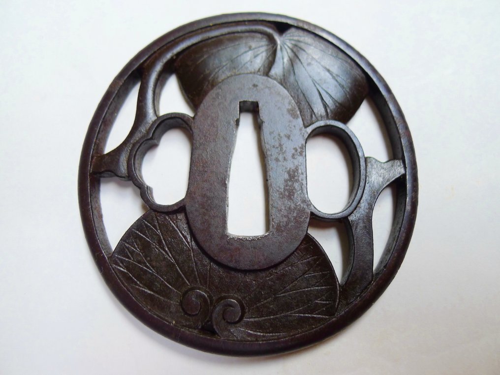 美丽的透雕青葵叶签名越前住記内作铁剑镡 - 日本 #1.0