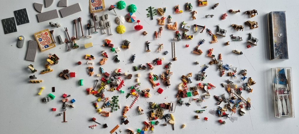 Preiser, Heki, Faller, Busch H0 - Paisagens de modelismo ferroviário (100) - Pacote 100+ com figuras, incluindo várias barracas de mercado, escala H0, em bom estado, sem #1.0