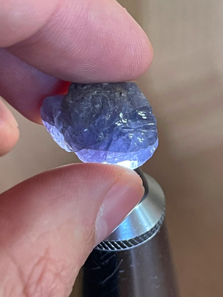Tanzanite 令人惊叹的皇家蓝/紫色35克拉原始未处理坦桑石水晶。天然,百分百。 - 高度: 21 mm - 闊度: 18 mm- 7 g #1.0