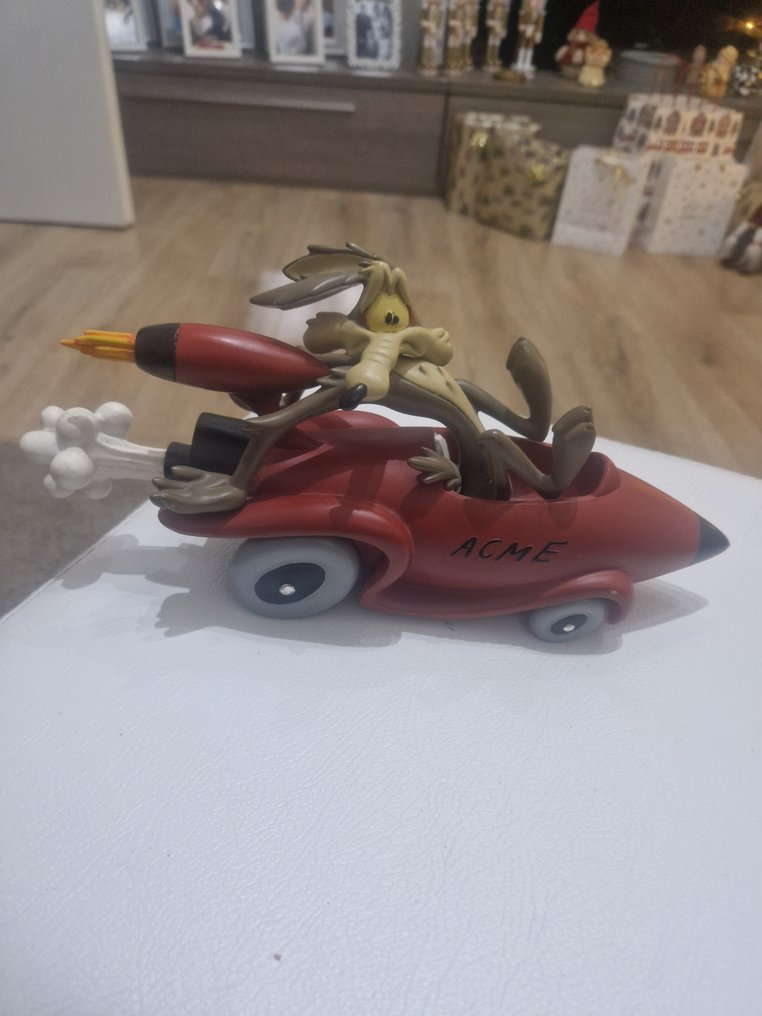 Warner Bros. - Φιγούρα - Wile E. Coyote in auto razzo ACME - Ρητίνη #1.0