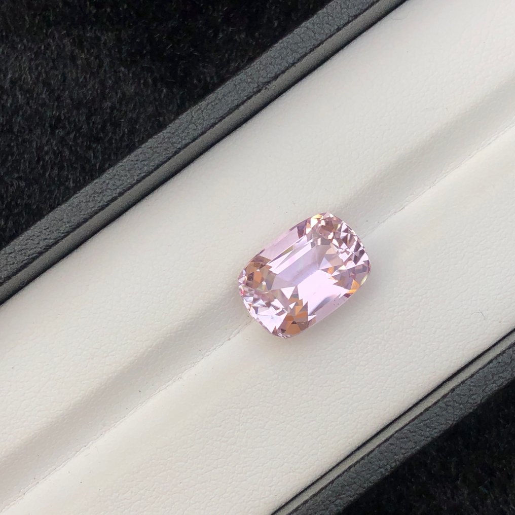 Nincs minimálár - 1 pcs  Rózsaszín Kunzit  - 8.82 ct - Amerikai Gemmológiai Intézet (GIA) #4.3