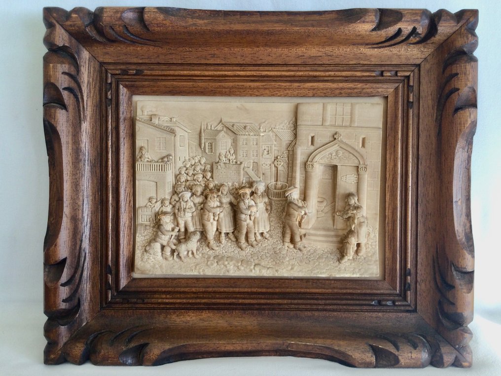 Processie naar de Kerk in een Frans dorpje - Relief, minutieus gedetailleerd - 33.5 cm - Mineral salt stone sculpture set in a framed list. - 1895 #1.0