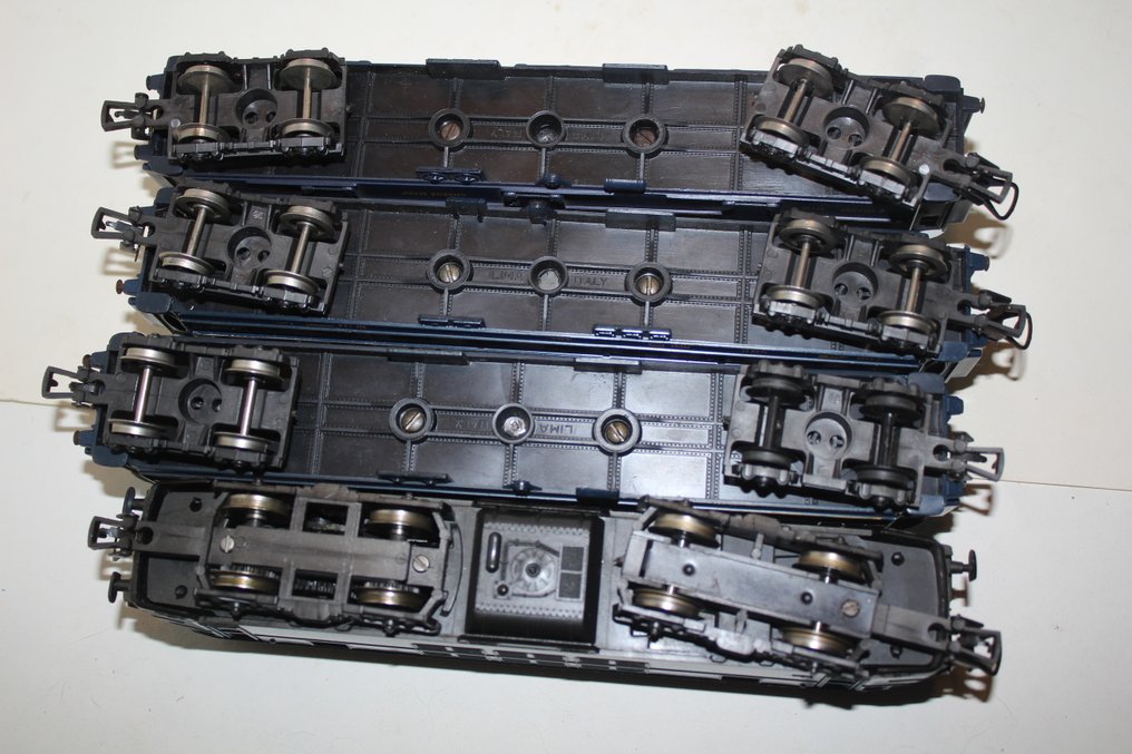 Lima H0 - 8027 - Conjunto de comboios (4) - Série 150 + 3 carros ciwl - NMBS #4.3