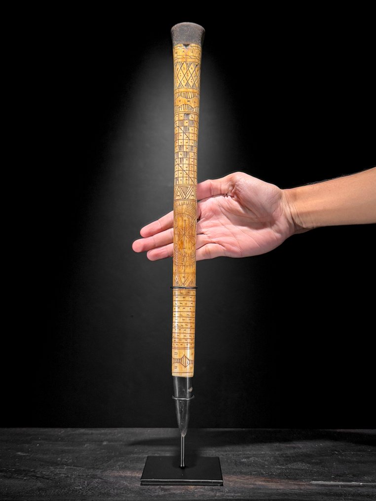 Senza prezzo di riserva - Meraviglioso calendario Sumatra realizzato in osso su un supporto Osso - Bovine - 49 cm - 8 cm - 8 cm- Specie non CITES -  (1) #1.0