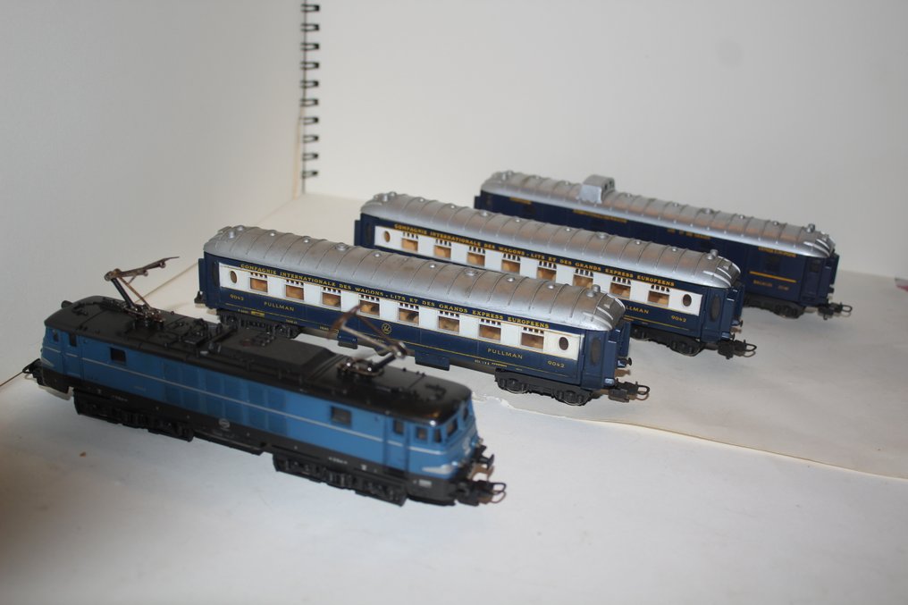 Lima H0 - 8027 - Conjunto de comboios (4) - Série 150 + 3 carros ciwl - NMBS #1.0