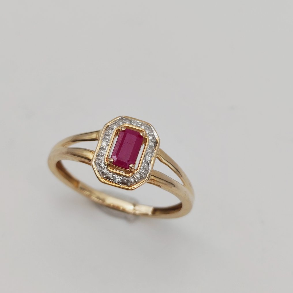 Ingen mindstepris - Ring - 9 kt. Gulguld Rubin - Diamant #2.1