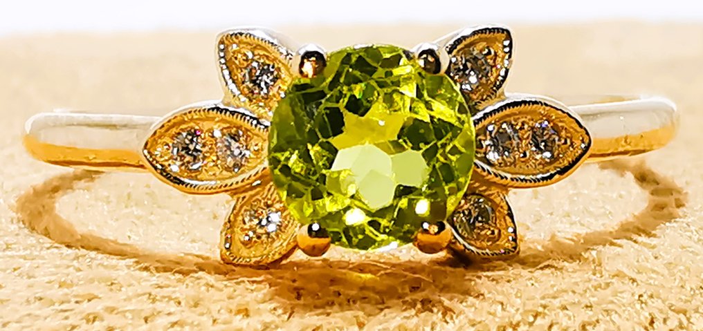 Sans prix de réserve - Bague - 14 carats Or jaune -  0.44ct. tw. Péridot - Diamant #1.0