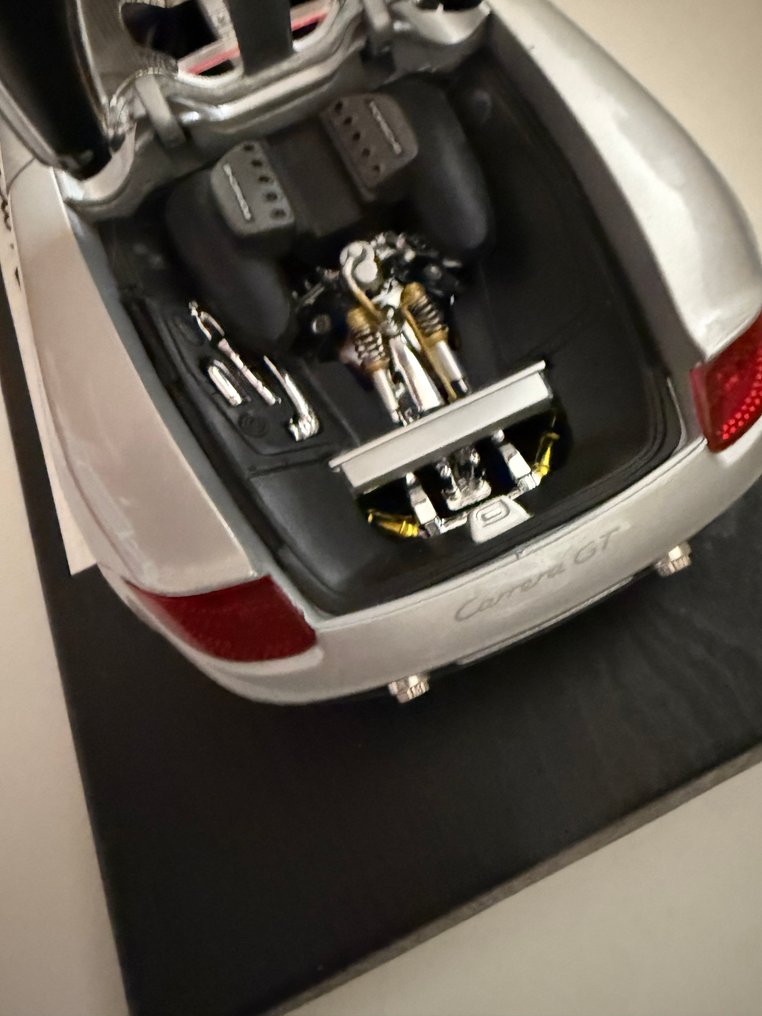 Maisto 1:18 - Model car - Porsche Carrera GT - From a private collection, displayed only in its original box. • No missing parts or visible #1.0