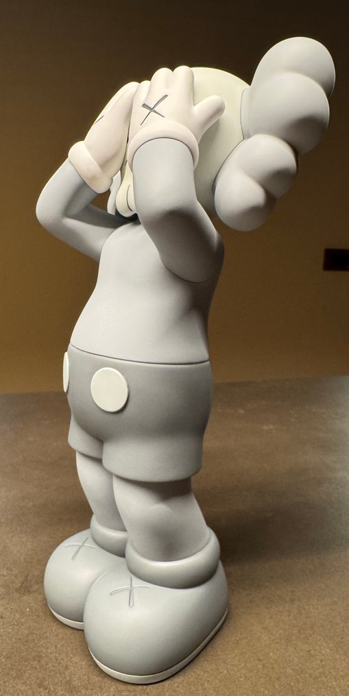 Kaws (1974) - Kaws : Holiday United Kingdom Grey #3.2