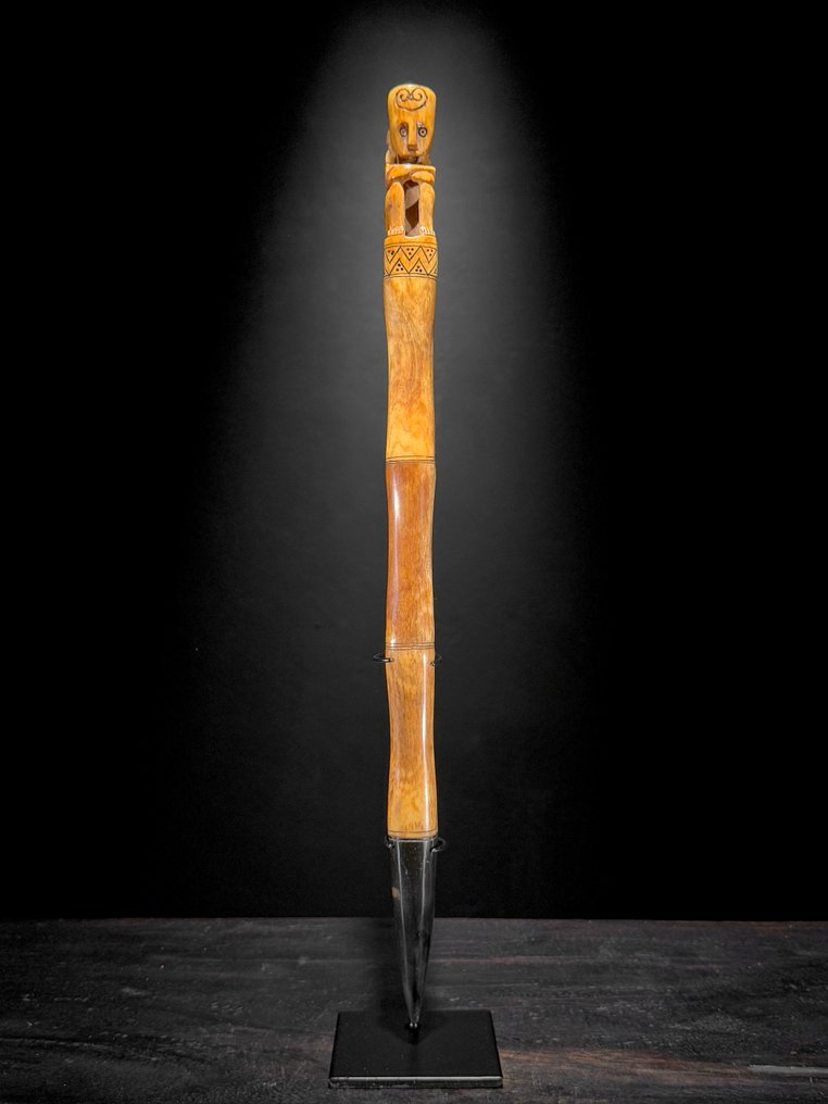 Kein Mindestpreis - Wunderschöne Sumba-Statue aus Knochen auf einem maßgeschneiderten Ständer. Knochen - Bovine - 48 cm - 8 cm - 8 cm- Nicht-CITES-Arten - (1) #1.0