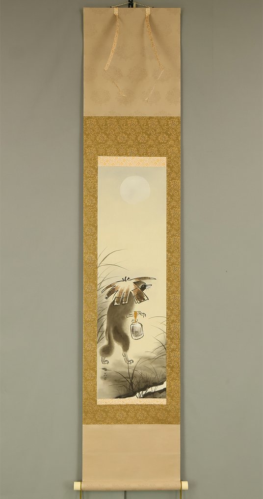 Raccoon Dog with Bottle of Sake Walking on Moonlit Night with Original Box (Tomobako) - 菊池光畝 Kikuchi Kōho (active mid-20th century) - Japon (Sans prix de réserve) #1.0