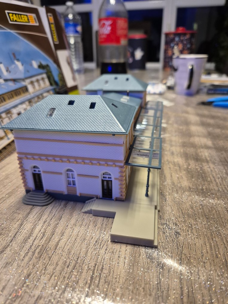 Faller H0 - Κατασκευή τρένων μοντελισμού (1) - Γαρέ Φάλερ σε κιτ, μερικώς συναρμολογημένο. Στέγη και πρόσοψη τοποθετημένα· επιπλέον κομμάτια και #1.0