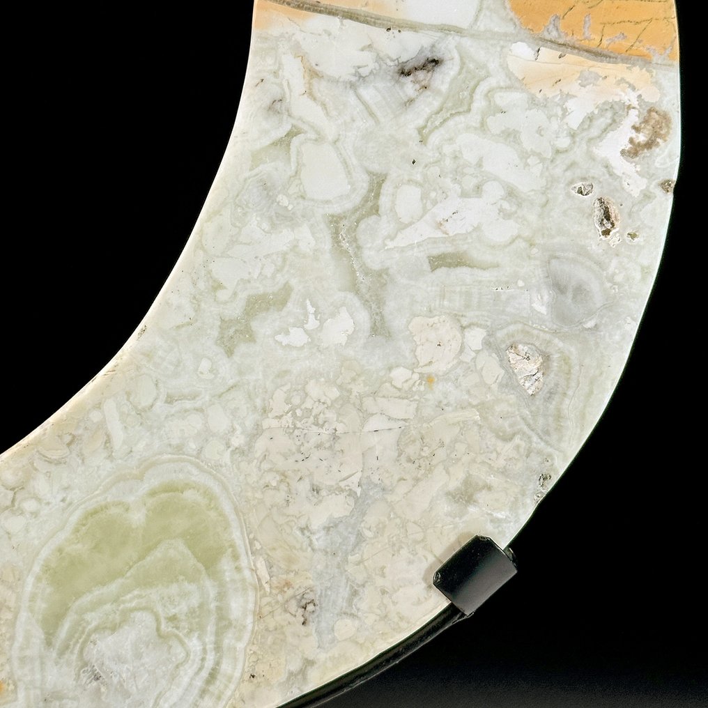 NO RESERVE PRICE - A Beautiful Onyx Crescent Moon-Shaped on a custom stand - Height: 28.7 cm - Width: 18 cm- 1800 g - (1) #4.3