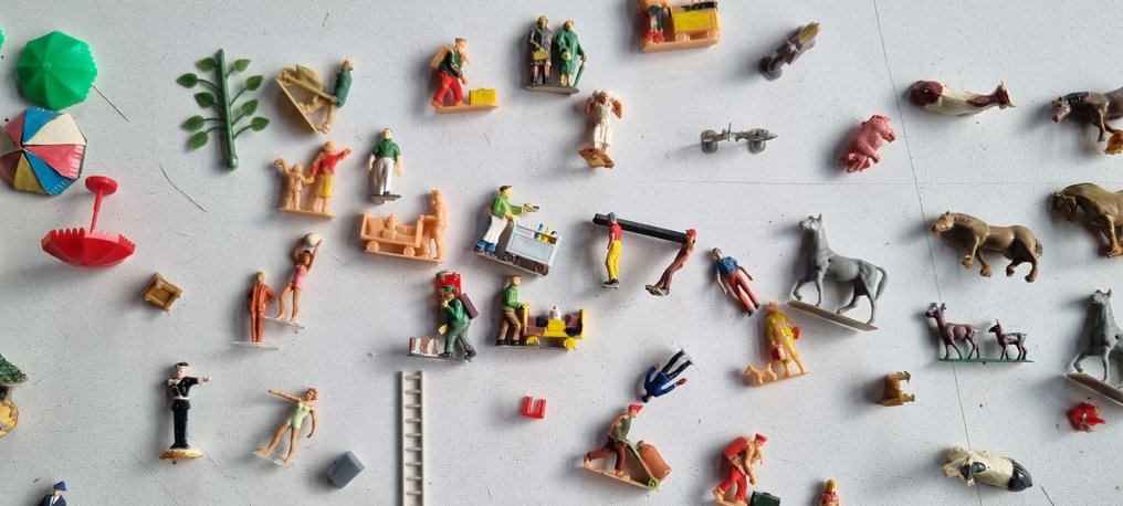 Preiser, Heki, Faller, Busch H0 - Paisagens de modelismo ferroviário (100) - Pacote 100+ com figuras, incluindo várias barracas de mercado, escala H0, em bom estado, sem #3.2