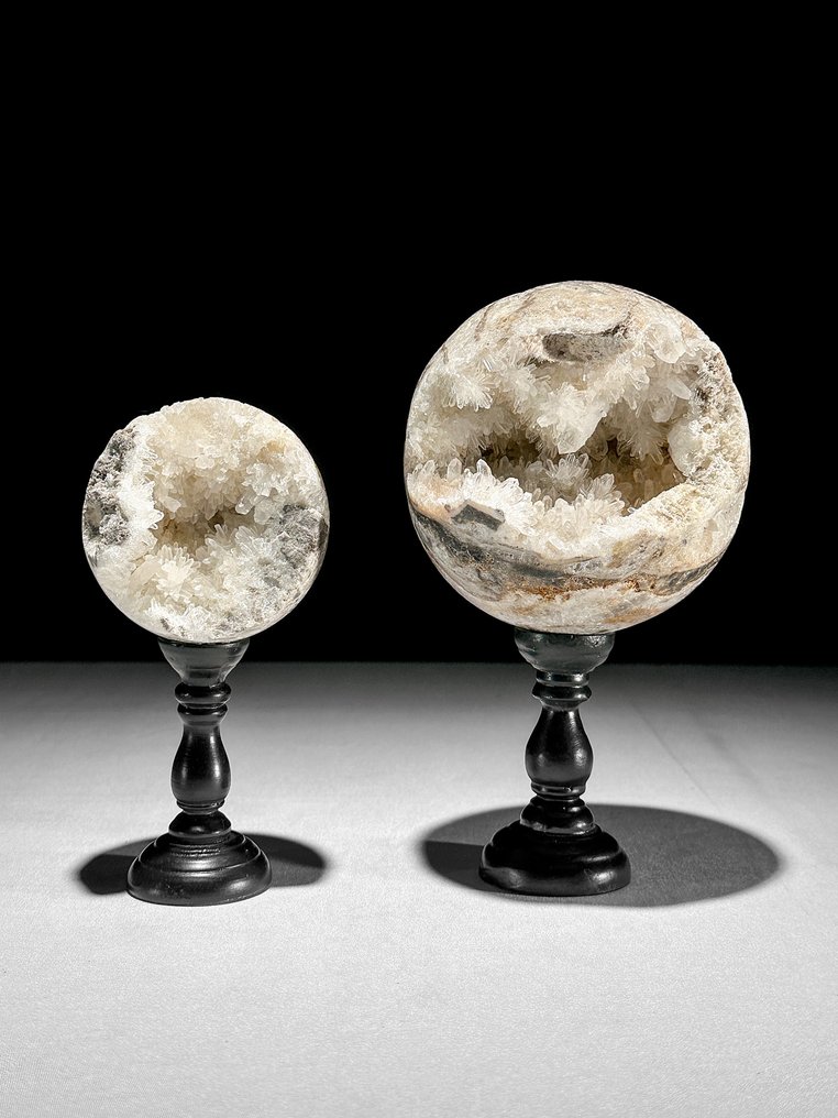 Ingen reservationspris - Vidunderligt par af kvarts krystaller. Sfærer på stativer- 2200 g - (2) #1.0