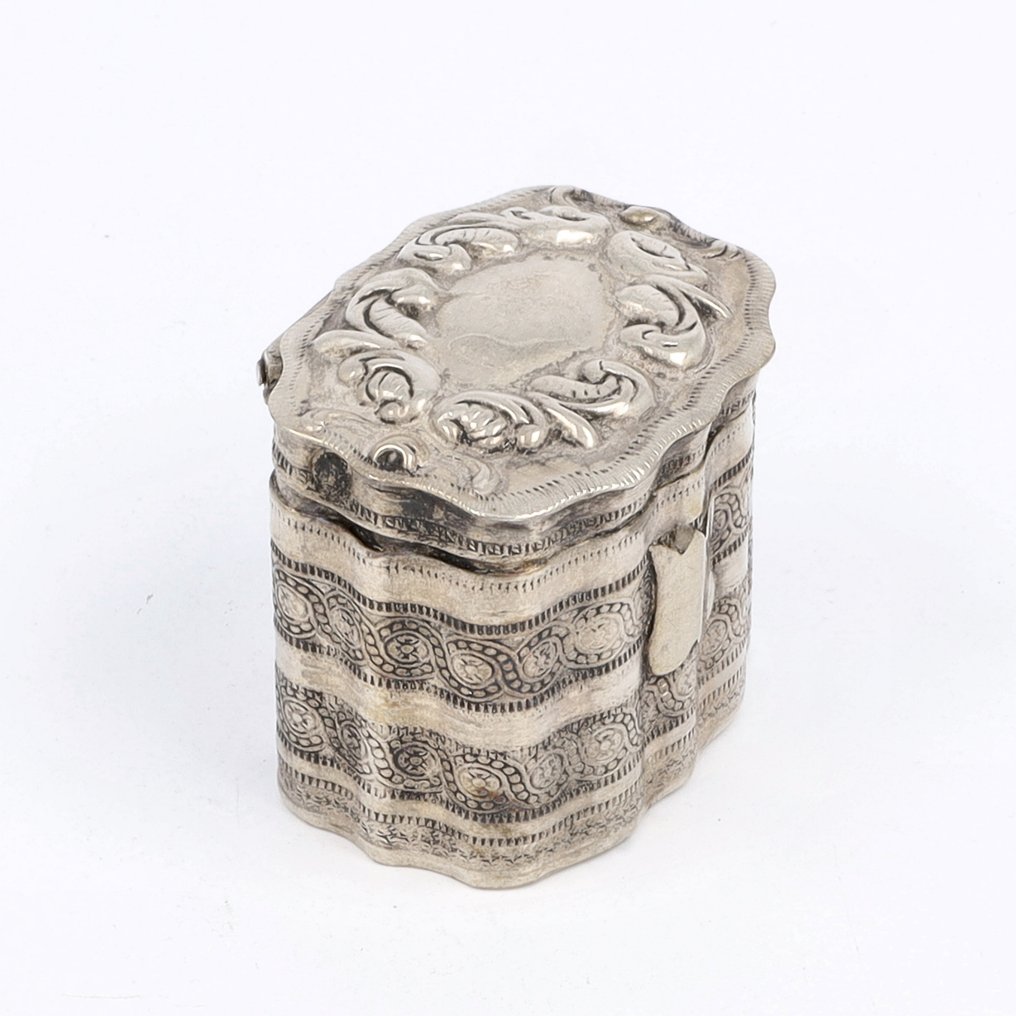 NO RESERVE - Adrianus Nobel - Lodderein snusbeholder - .833 sølv #4.3