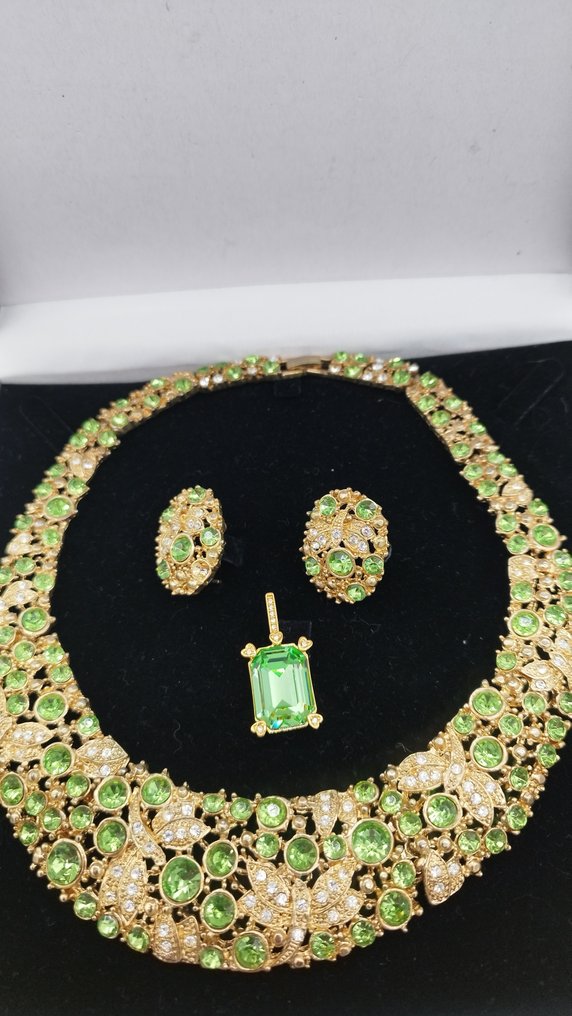 主题收藏系列 - 由项链吊坠和配套耳环组成的套装，镶嵌超过250颗SWAROVSKI水晶。 #3.2