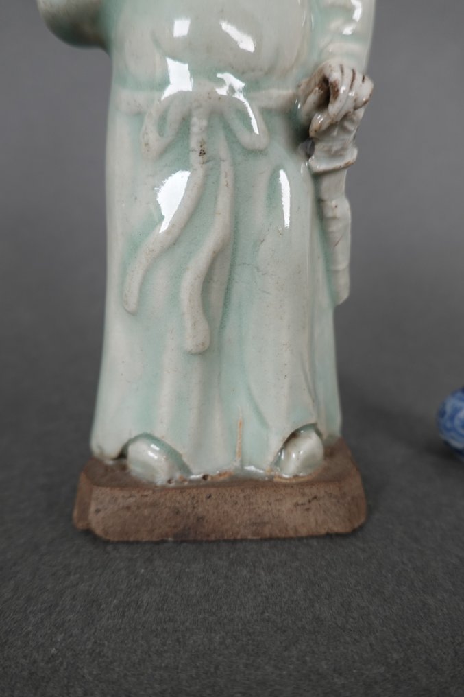 Figur - Standing Man Holding a Sword - Long Gawn, Impressive Hat and Exceptional Celadon Jade Green Glaze - Porzellan - China - Yongzheng (1723-1735) (Ohne mindestpreis) #4.3