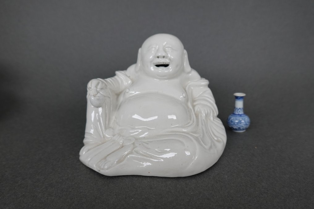 Figuur - Happy Buddha/Putai/Budai - Blanc de Chine (Dehua, Fujian 18th/19th century) - Porselein - China - Qing Dynastie (1644-1911) (Zonder minimumprijs) #1.0