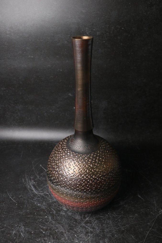 【免运费】萩烧铜金釉瓶花瓶,雕刻几何图案 - 陶瓷 - 大和努 Yamato Tsutomu - 日本 - 1900-2000 #1.0