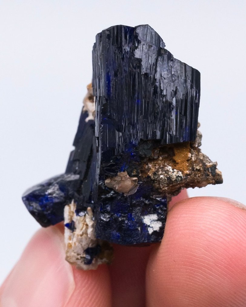 ΗΛΕΚΤΡΙΚΟ ΜΠΛΕ ΚΡΥΣΤΑΛΛΟ ΑΖΟΥΡΙΤΗ με κομμάτια μήτρας - Ύψος: 3.1 cm - Πλάτος: 2.6 cm- 13 g - (1) #4.3