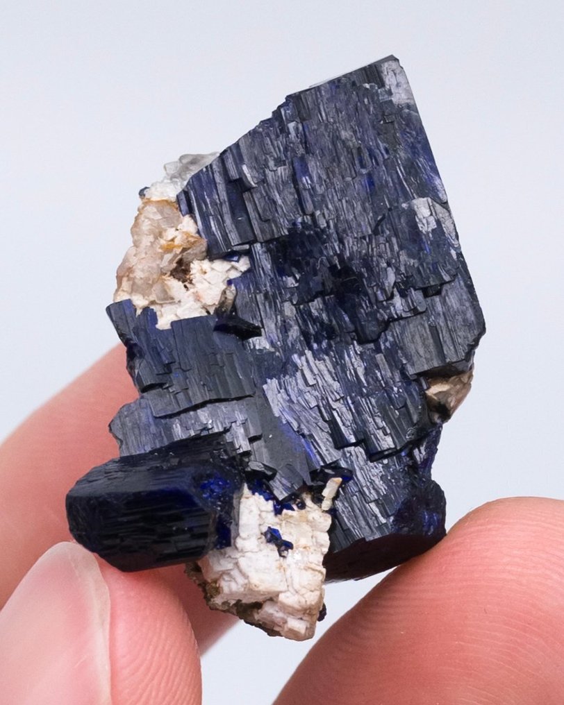 ΗΛΕΚΤΡΙΚΟ ΜΠΛΕ ΚΡΥΣΤΑΛΛΟ ΑΖΟΥΡΙΤΗ με κομμάτια μήτρας - Ύψος: 3.1 cm - Πλάτος: 2.6 cm- 13 g - (1) #1.0