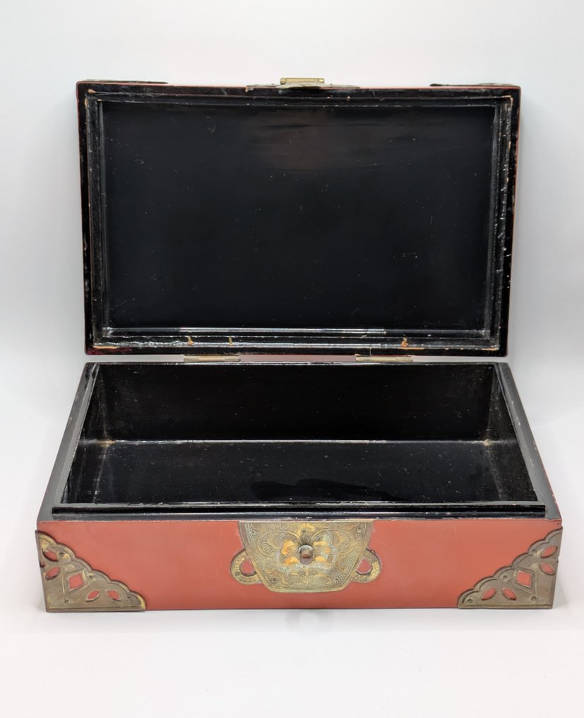 Likkiste - Tre - Kina - Qing-dynastiet (1644 – 1911) - Kinesisk lakkeringsboks  (Ingen reservasjonspris) #3.2