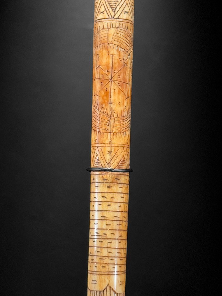 Senza prezzo di riserva - Meraviglioso calendario Sumatra realizzato in osso su un supporto Osso - Bovine - 49 cm - 8 cm - 8 cm- Specie non CITES -  (1) #4.3