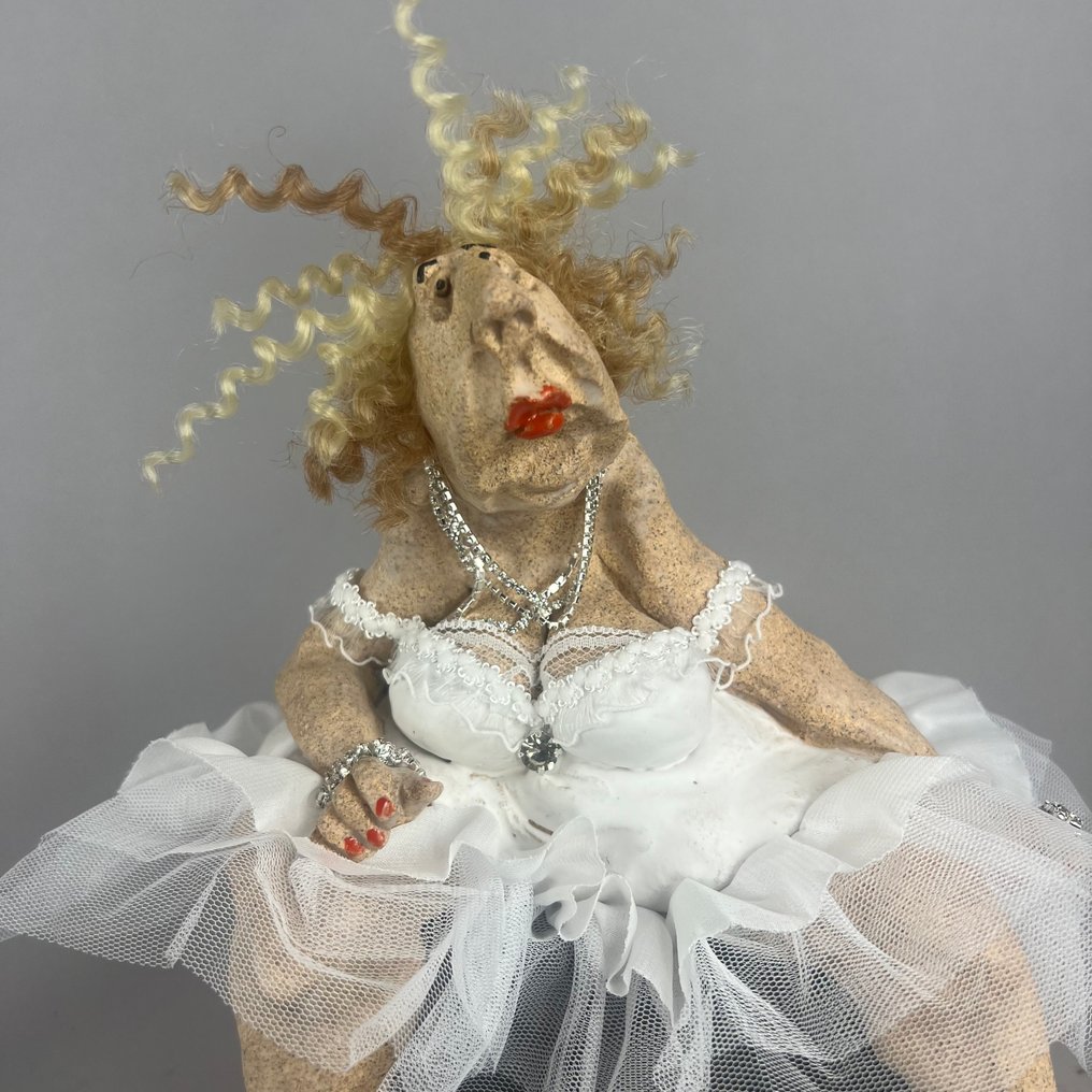 Anna Em - Γλυπτό, Waiting for the perfect man - hand made - 24 cm - Κεραμικό - 2025 #3.2