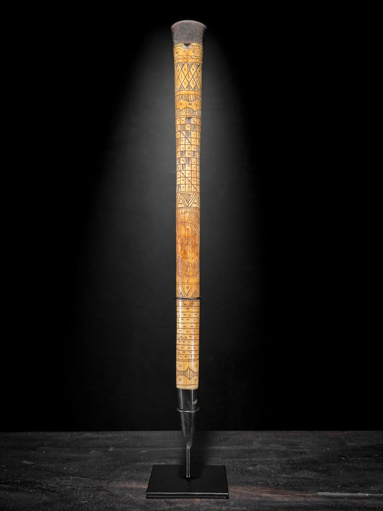 Senza prezzo di riserva - Meraviglioso calendario Sumatra realizzato in osso su un supporto Osso - Bovine - 49 cm - 8 cm - 8 cm- Specie non CITES -  (1) #1.0