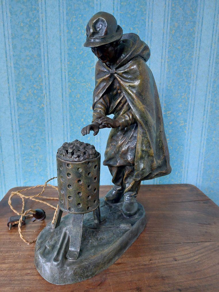 Aristide de Ranieri (1865 - 1954) - Statue, Un homme en veste d'huile se réchauffe près d'un panier à feu. - 38 cm - Spelter #1.0