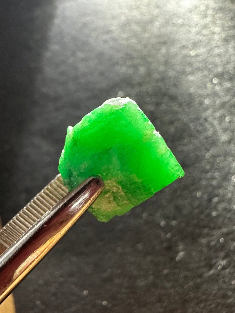 祖母绿 未切割的7.15克拉顶级绿色巨大祖母绿水晶。百分之百特别之作！ - 高度: 10 mm - 宽度: 9.5 mm- 1.43 g #2.1