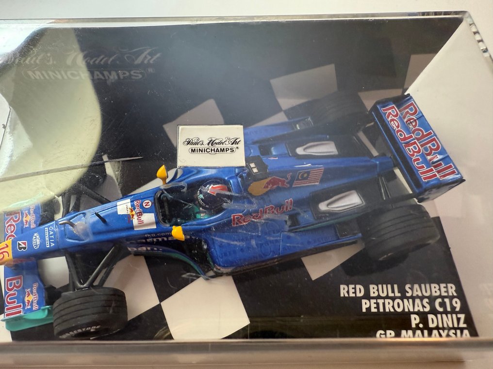 Minichamps 1:43 - Voiture miniature - Red Bull Sauber Petronas C19 P. Diniz GP Malaysia - Issue d'une collection privée, toujours exposée dans une armoire fermée. • Aucun pièce cassée ou #1.0