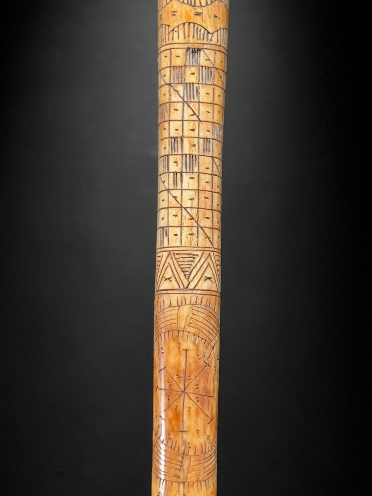 Senza prezzo di riserva - Meraviglioso calendario Sumatra realizzato in osso su un supporto Osso - Bovine - 49 cm - 8 cm - 8 cm- Specie non CITES -  (1) #3.2