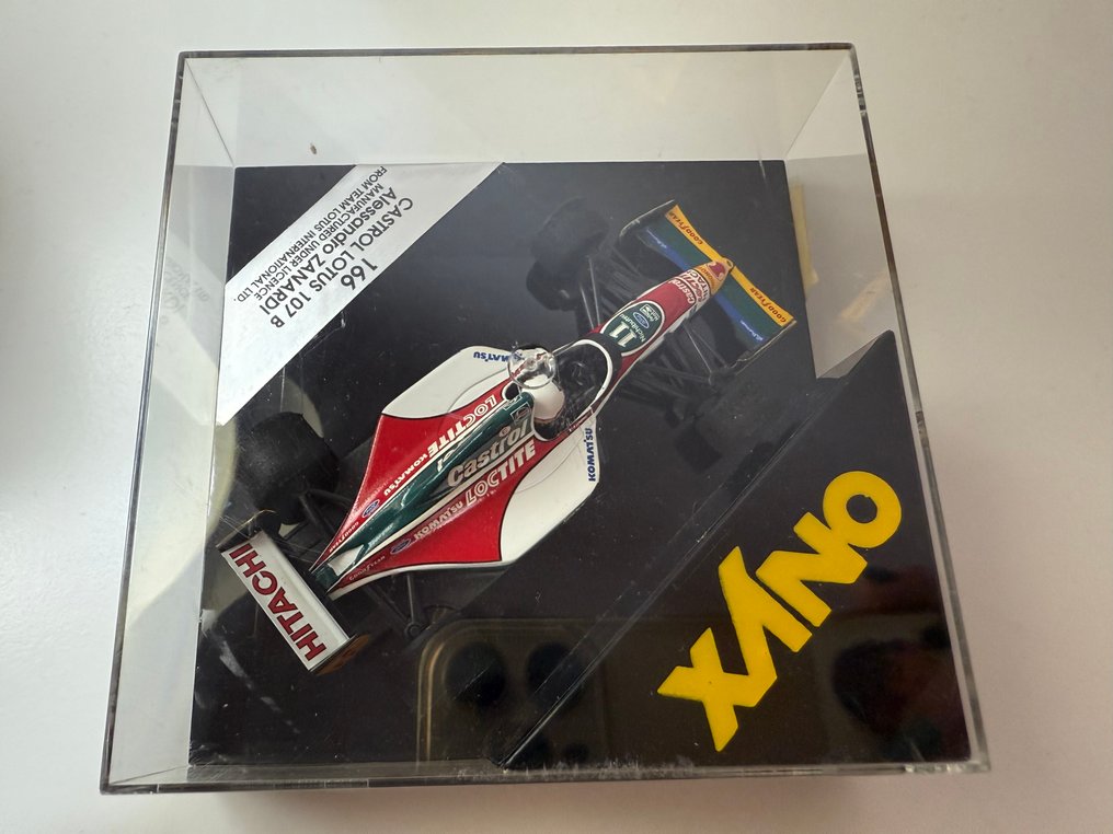 Onyx 1:43 - Modellino di auto - Castrol Lotus 107 B Alessandro Zanardi - Da una collezione privata, sempre esposta in una teca chiusa. • Nessuna parte rotta, decalcomanie #1.0