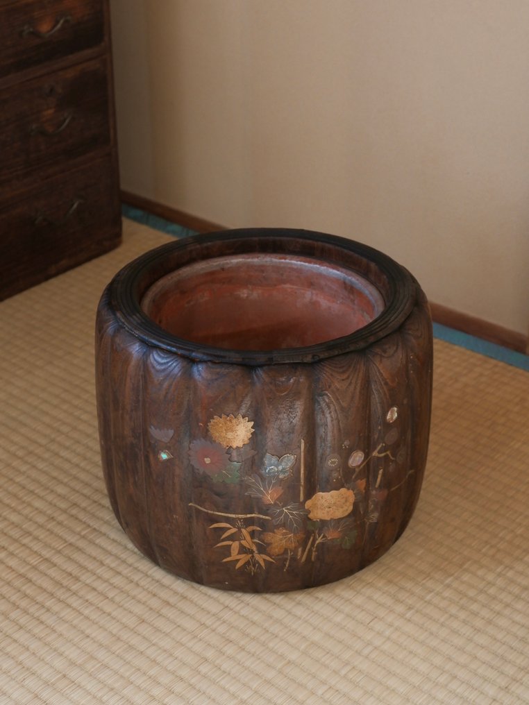 燃烧器 - Winter Warmth – Antique Japanese Wooden Hibachi with Lacquer and Shell Inlay - 木, 铜 - 木制火盆 #1.0